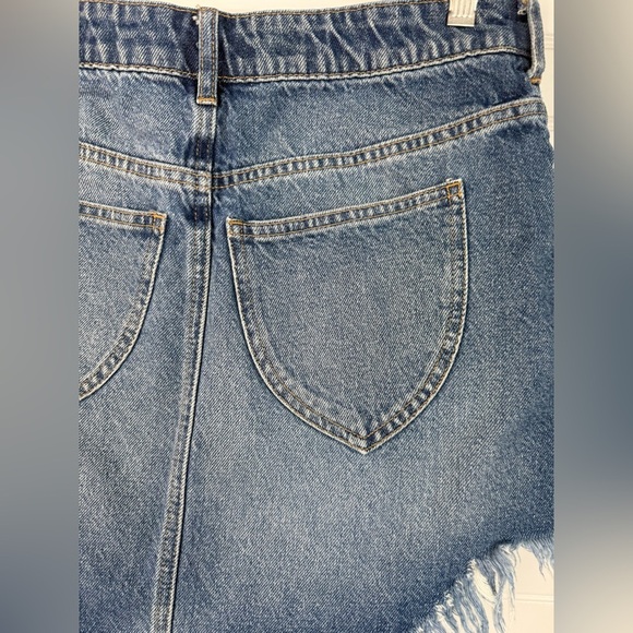 We The Free women’s Bailey frayed hem mini denim jean skirt. Size 27 - Picture 3 of 7